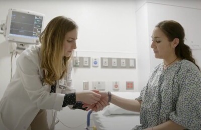 Кодирование Аквилонг в Снежногорске Врач держит пациентку за руку