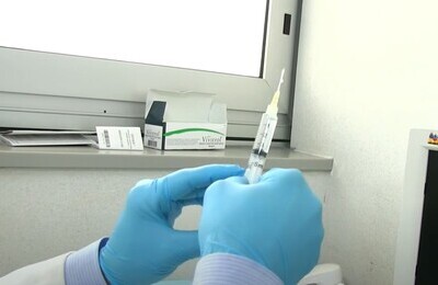 Проведение кодирования Вивитролом в Снежногорске Шприц с Вивитролом в руках у врача